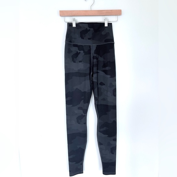 Alo Yoga Black Camo Vapor Leggings - Picture 6 of 9